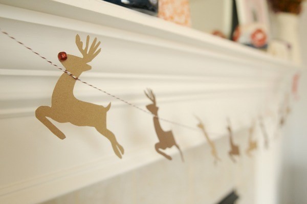 Santa & Reindeer Garland Magic