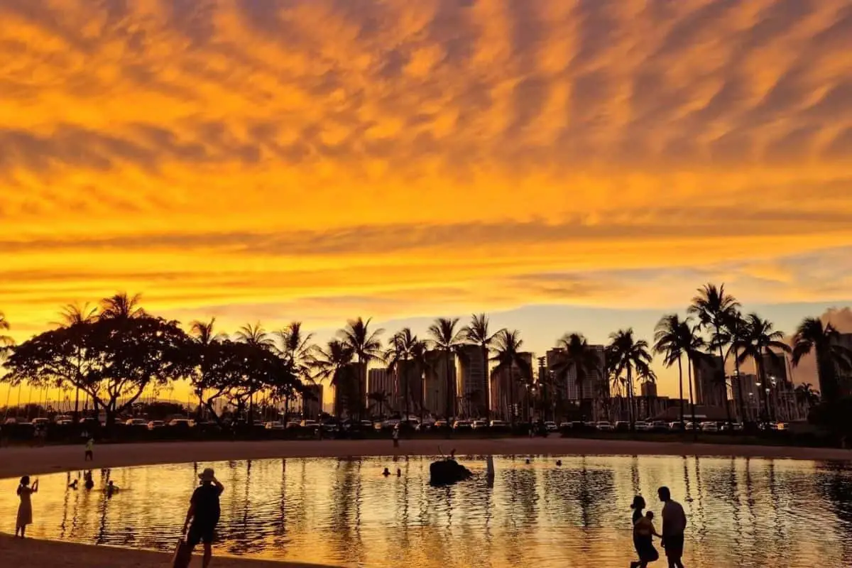 Duke Kahanamoku Lagoon, for an alternative Waikiki beach sunset location