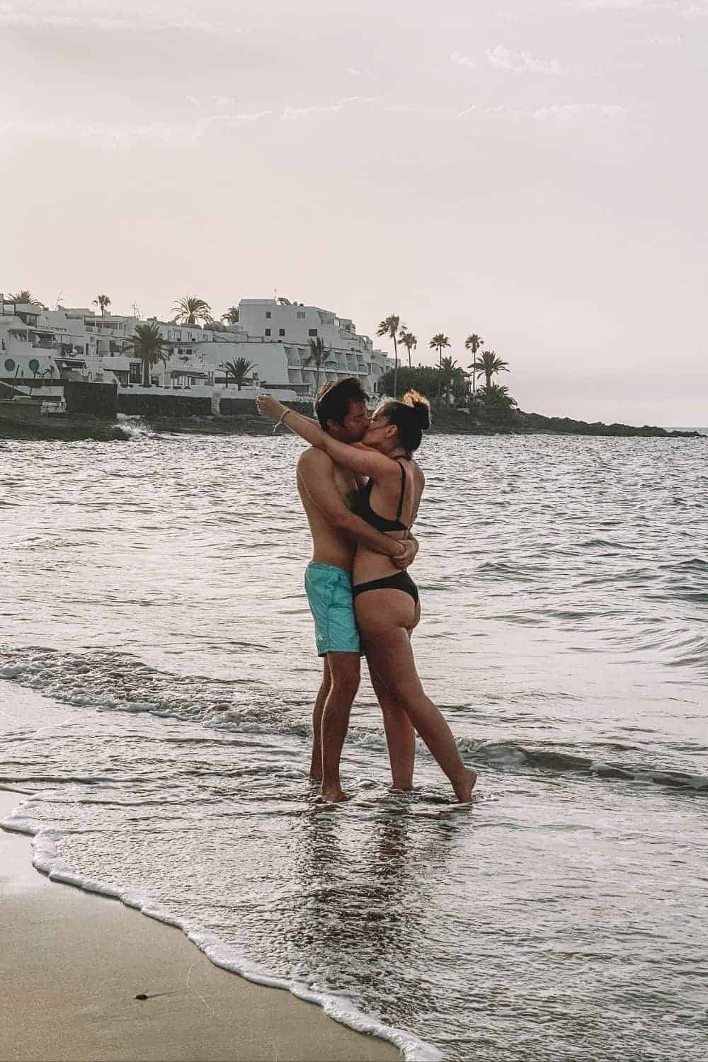 Cute beach picture ideas for couples