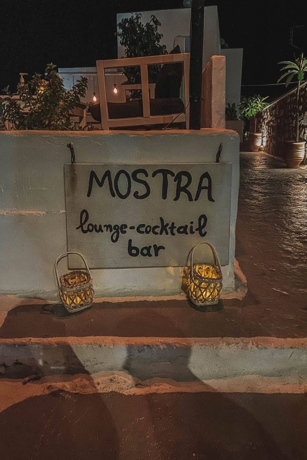 Mostra cocktail lounge bar