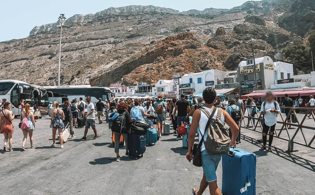 Buses, the cheapest option to leave or go to Santorini ferry port