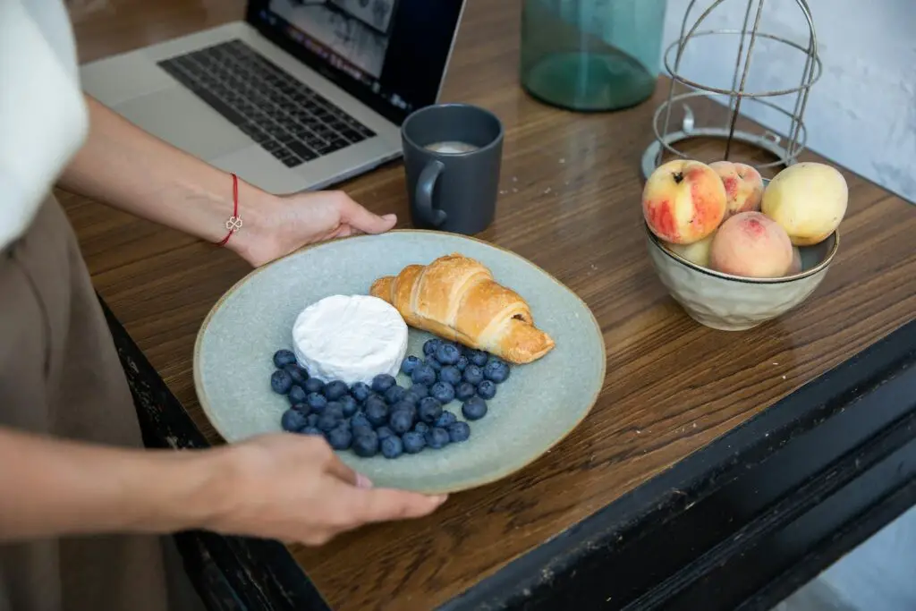 Eating Lunch at Your Desk Every Day